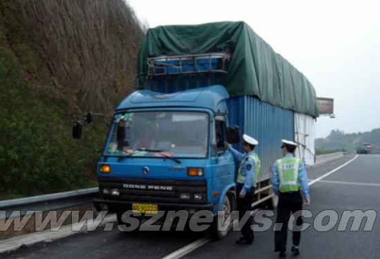 超高超长大货车高速路上被查扣